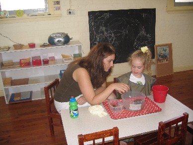 Lisa is giving a presentation of Sink and Float